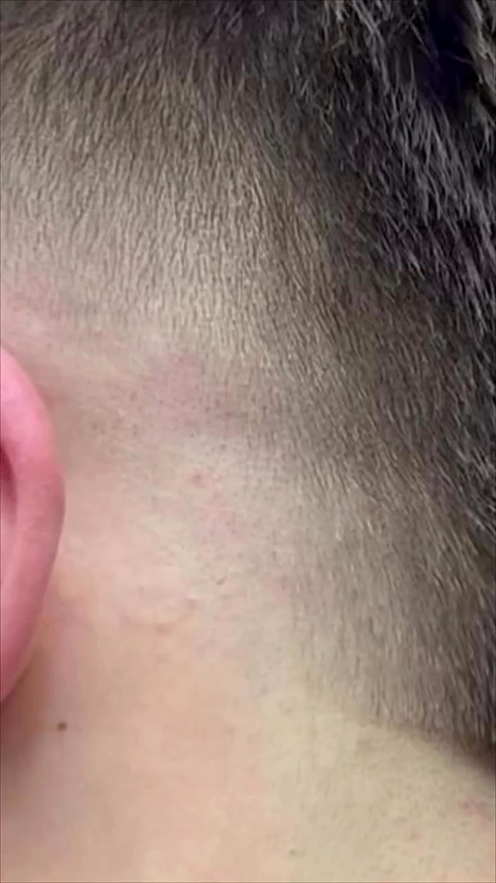 Klant met krullen en verzorgde baard